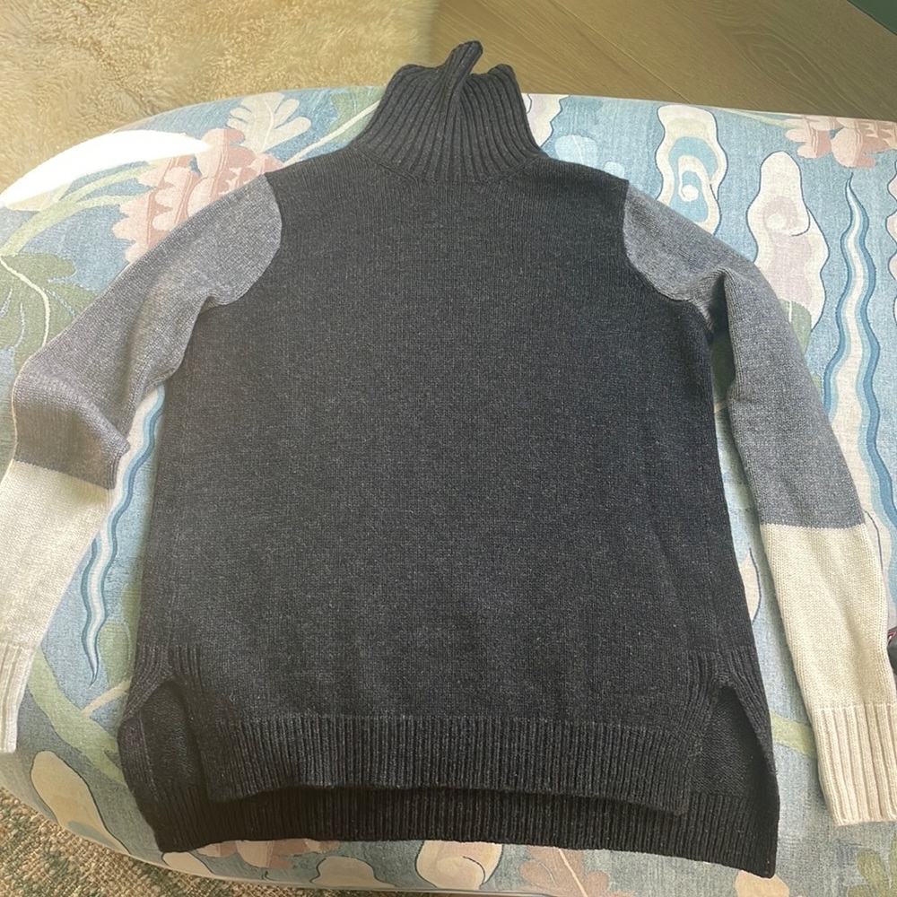 Vince turtleneck sweater XS